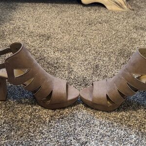 womans high heeled shoes